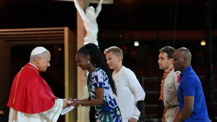 Papa aos jovens da França: usar o amor como única arma de combate