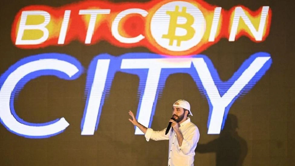 O que aconteceu com o experimento de Bukele para transformar El Salvador no 'país do bitcoin'