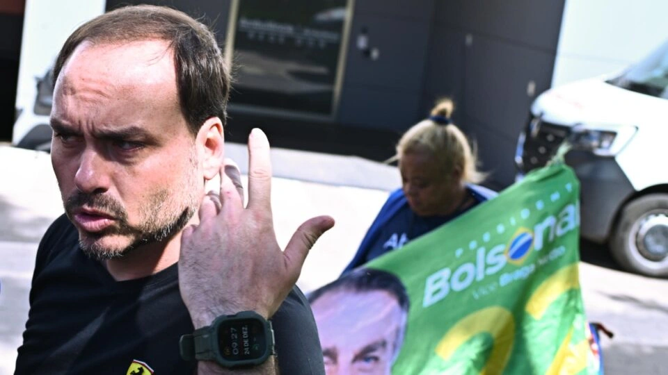 Carlos Bolsonaro visita o pai e pede que ex-presidente “fique bem”