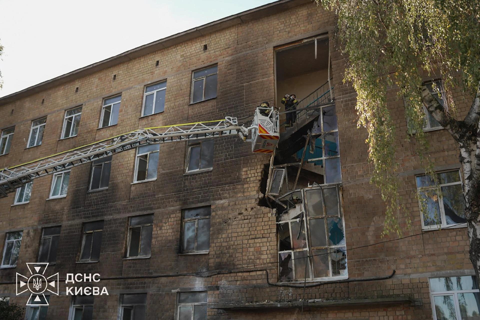 Drone russo atinge escola em Kiev em meio à escalada de ataques contra alvos civis na Ucrânia