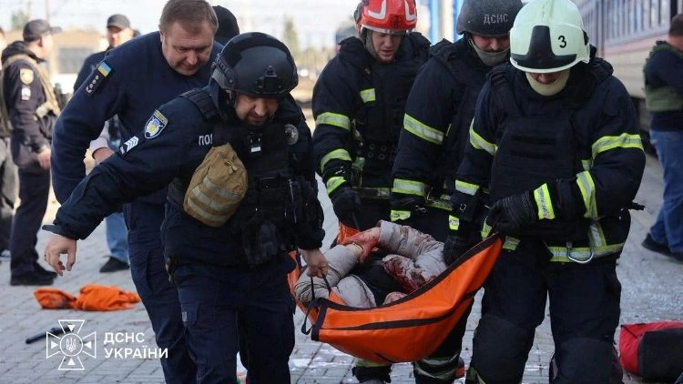 Estação ferroviária de Dnipro atingida por ataque russo. Mortos são ao menos 14