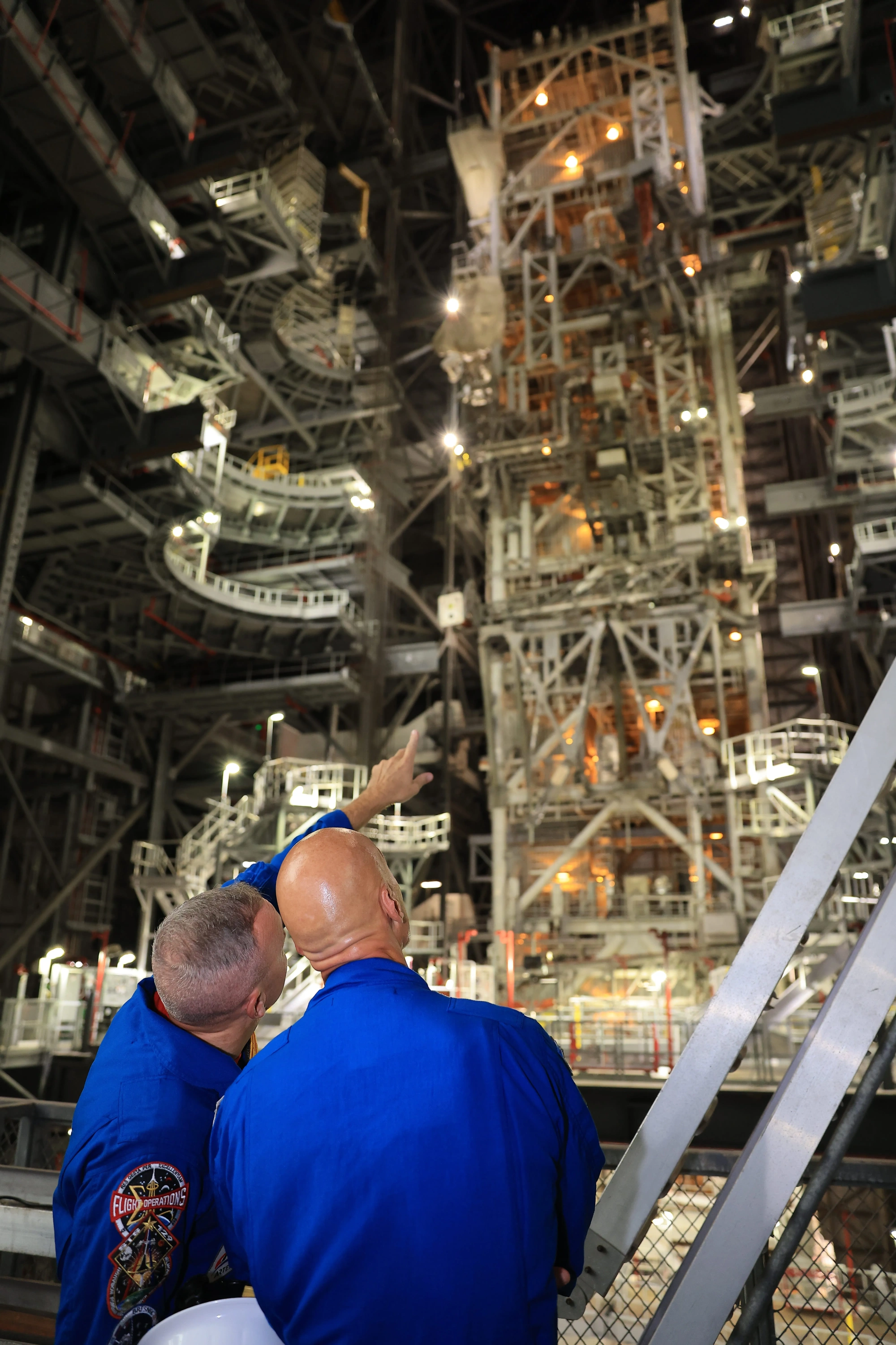 Tripulação da Artemis III visita o Edifício de Montagem de Veículos do Kennedy da NASA