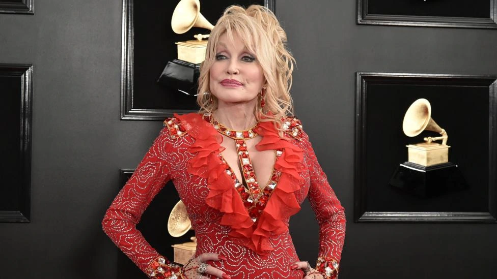 A vida e os sucessos de Dolly Parton, a lenda da música country que morreu aos 80 anos