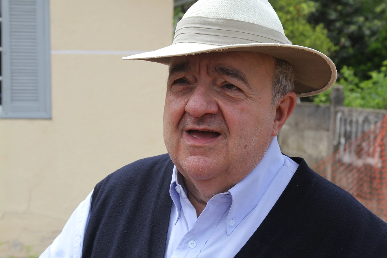 Rafael Greca se emociona ao votar e diz que críticas por apoio a Lula não o abalam