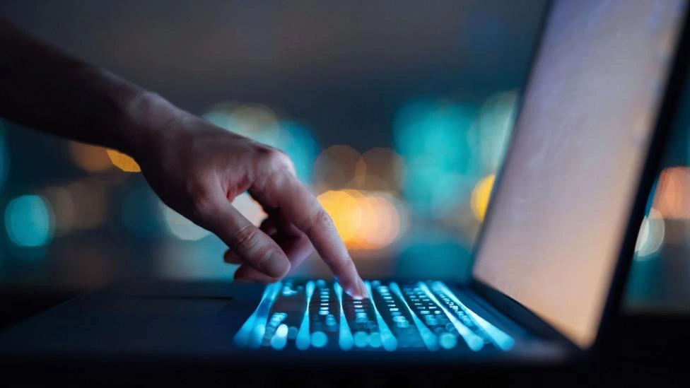 Sites em vários países são desativados após IA detectar falhas graves de segurança