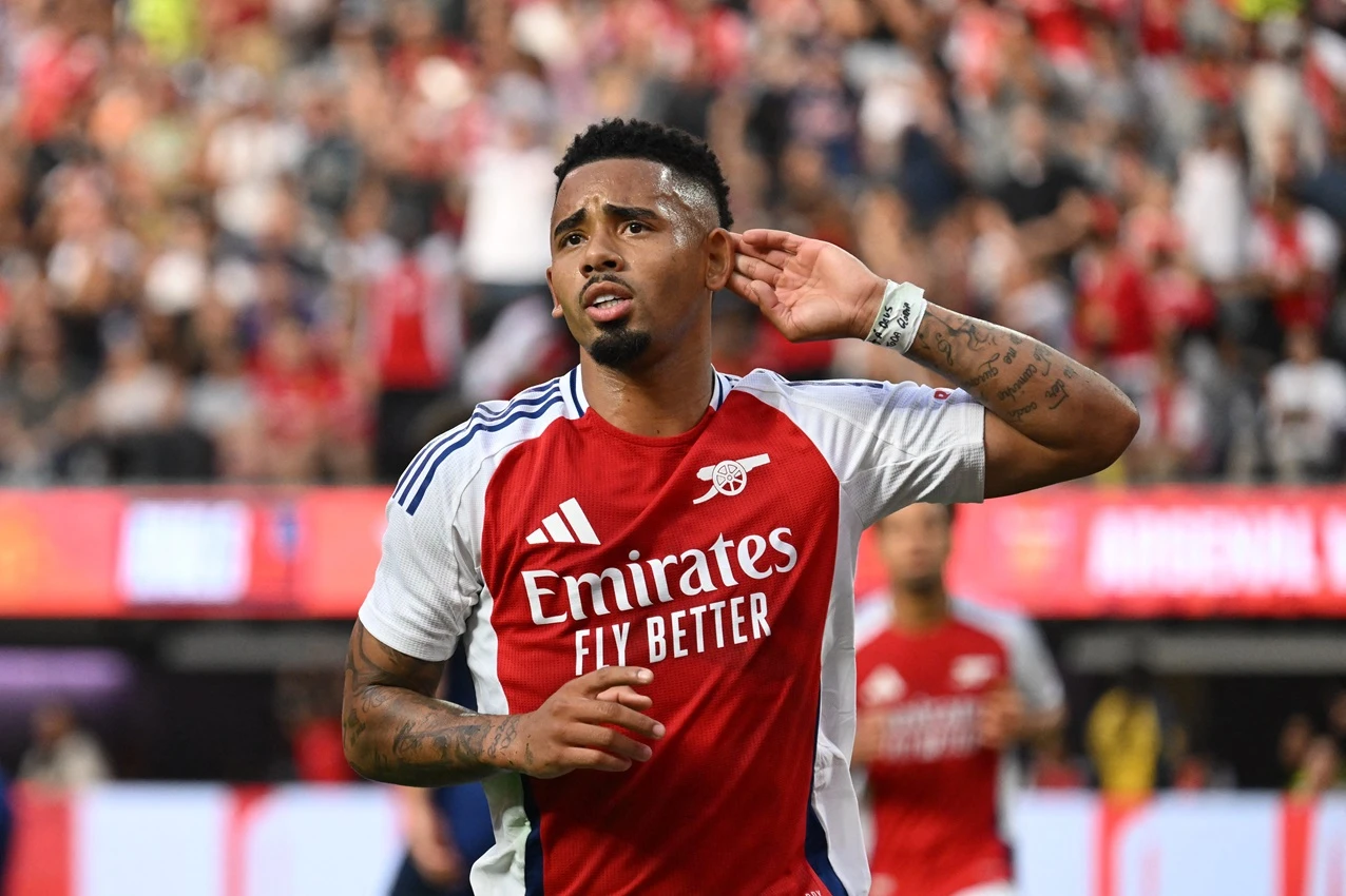 Gabriel Jesus desembarca na Espanha para exames antes de assinar com o Barcelona