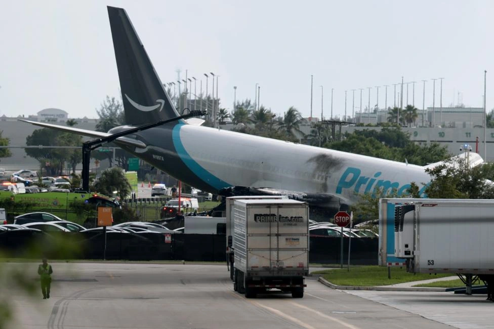 Avião de carga da Amazon deixa pelo menos 5 mortos ao sair da pista em aeroporto de Miami