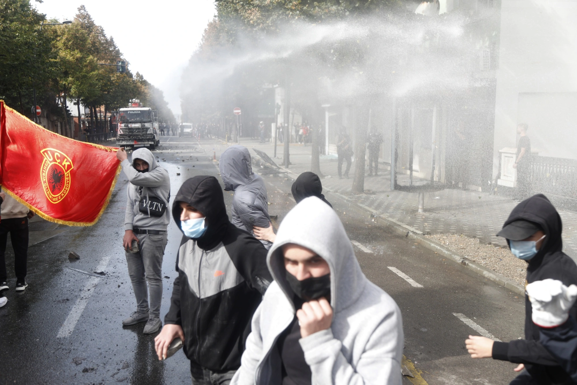 Onda de protestos estudantis chega a novos países e provoca confrontos na Europa e na América do Sul