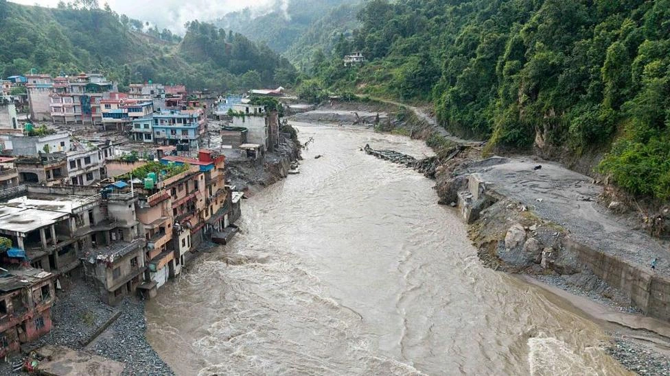 Os mapas e gráficos que mostram a magnitude da destruição de avalanche no Nepal e Tibete