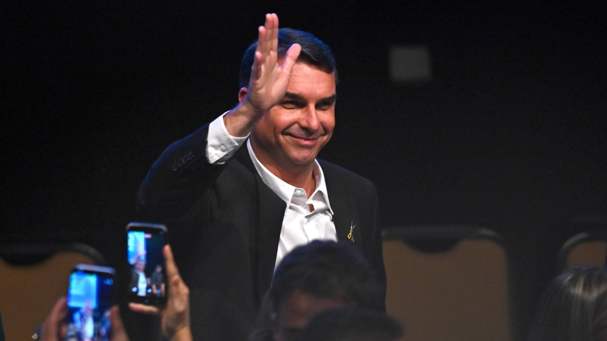 Flávio reforça compromisso com democracia e legalidade para conter fake news de Lula