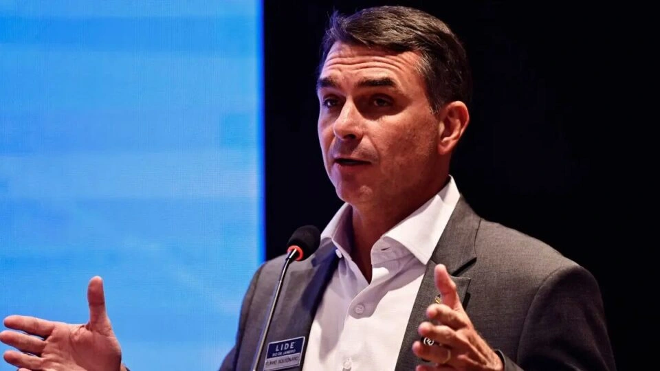 “Quem deve explicações é Lula”, diz Flávio sobre relação com dono do Banco Master