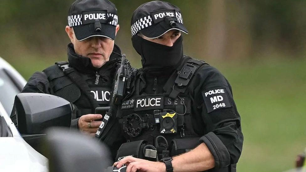Polícia britânica prende cinco suspeitos de planejarem ato terrorista próximo a uma base aérea utilizada pelo exército dos EUA
