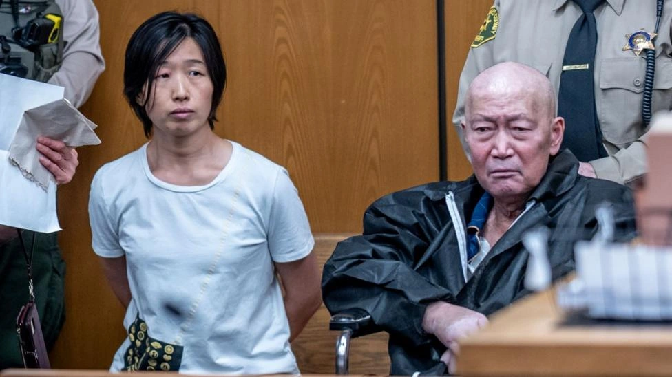 'Casa dos horrores': o casal acusado de abusar na sua mansão na Califórnia de pelo menos 14 crianças nascidas de barriga de aluguel