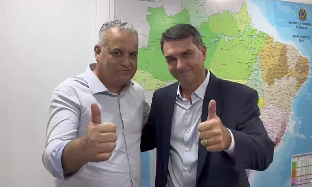 Após isolamento político, Flávio Bolsonaro anuncia Alfredo Gaspar como vice