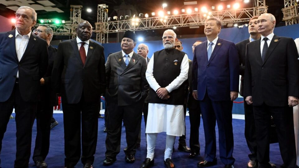 Xi critica protecionismo e oferece apoio em avanço da IA aos países do Brics