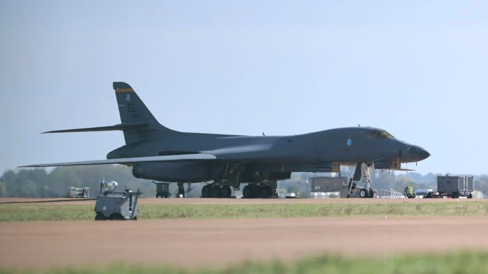 EUA retiram bombardeiros de base no Reino Unido após ameaça terrorista