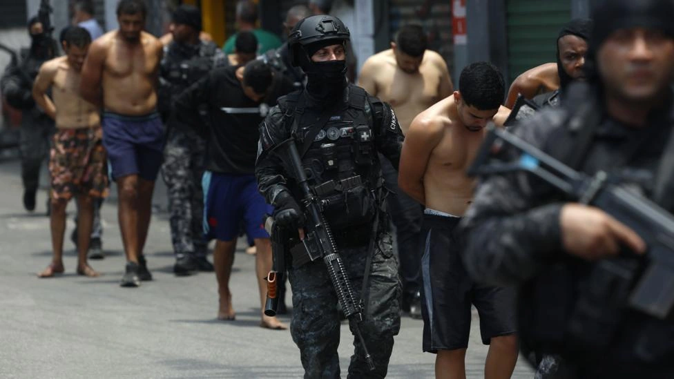 'As gangues, as armas e a batalha pelo Brasil': jornal britânico destaca protagonismo da violência de facções criminosas na eleição
