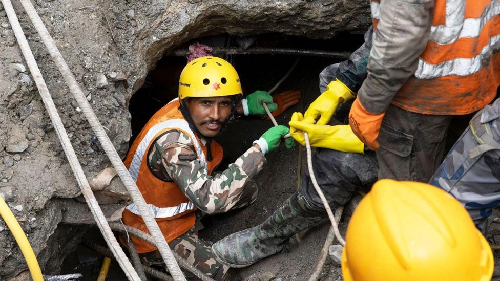 Como Nepal resgatou dois sobreviventes em túnel nove dias após  avalanche que deixou mais de 1,3 mil mortos