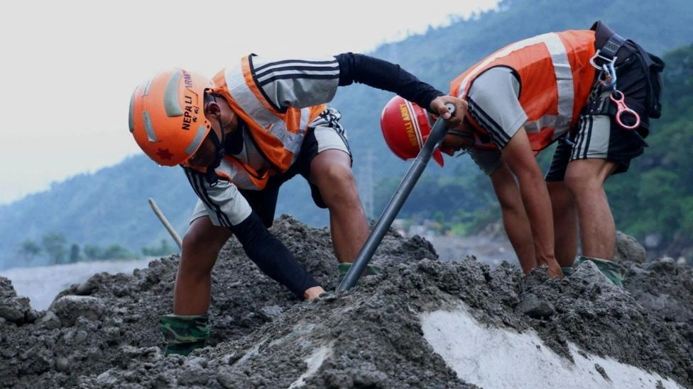 A corrida contra o tempo para resgatar mais de 600 trabalhadores presos em túneis após avalanche no Nepal e no Tibete