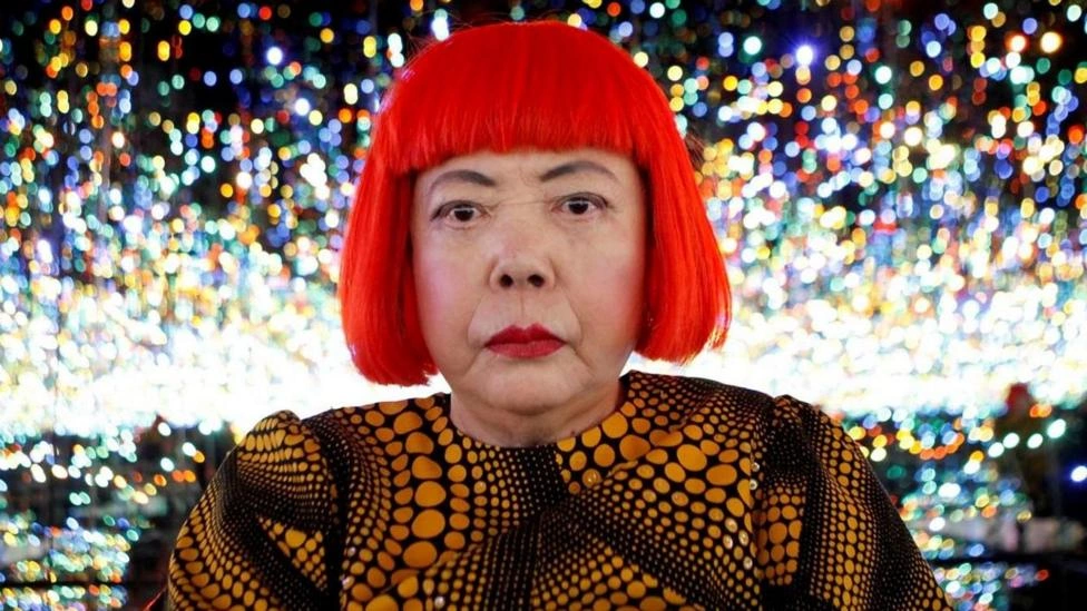 As obras de Yayoi Kusama no Brasil, a artista morta aos 97 anos e famosa por arte com bolinhas e visual ousado