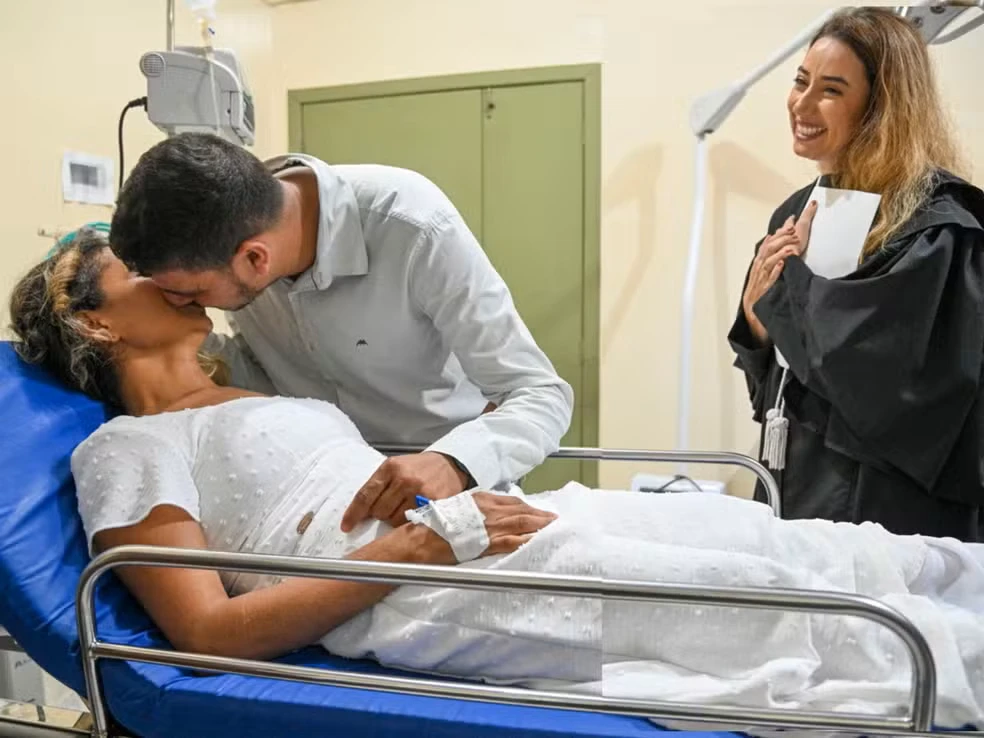 Noiva passa mal em fila de cerimônia coletiva e juíza vai ao hospital celebrar casamento
