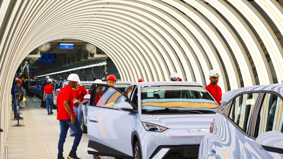 Chinesas aproveitam estruturas de rivais e avançam na produção de carros made in Brazil