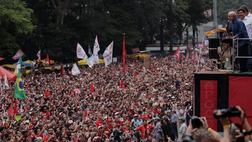 Manifestações de rua podem mudar os rumos do segundo turno?