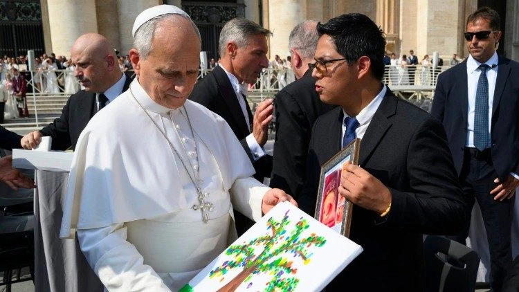 Papa recebe obra "Árvore da Paz" produzida por crianças da Guatemala