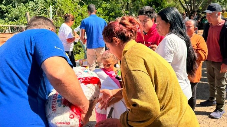 Uma cesta, muitas mãos: alimento para 1,5 mil famílias em Curitiba
