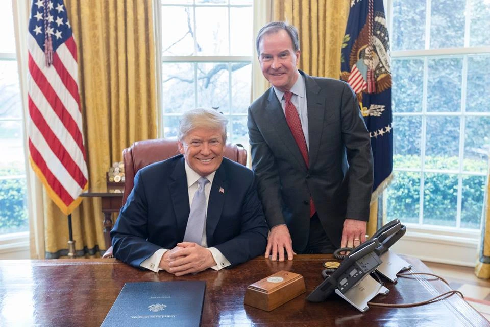 Trump assina decretos e restringe cidadania por nascimento