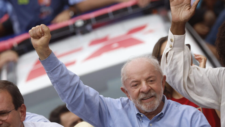 Comício de Lula toca música de Nossa Senhora em meio à fake news com Flávio Bolsonaro