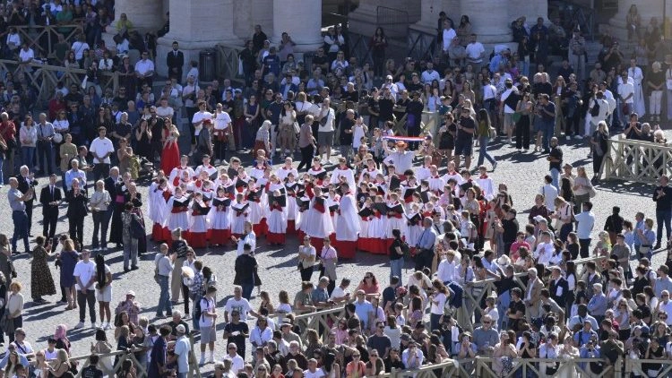 Fiéis na Praça São Pedro próximos ao Papa: rezamos por sua saúde, recupere-se logo