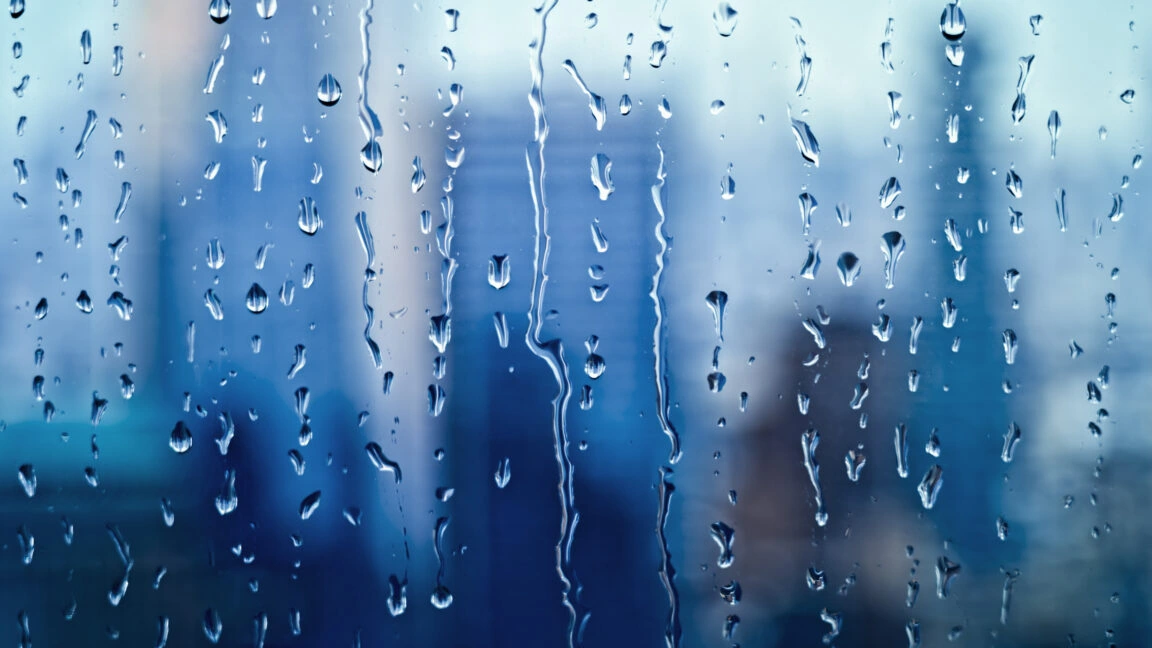 Gotas de chuva são minúsculos raios e estão corroendo carros, descobre estudo