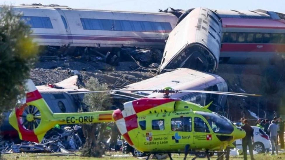 Ao menos 64 pessoas morreram e dezenas ficaram feridas em acidente com trem de alta velocidade na Espanha