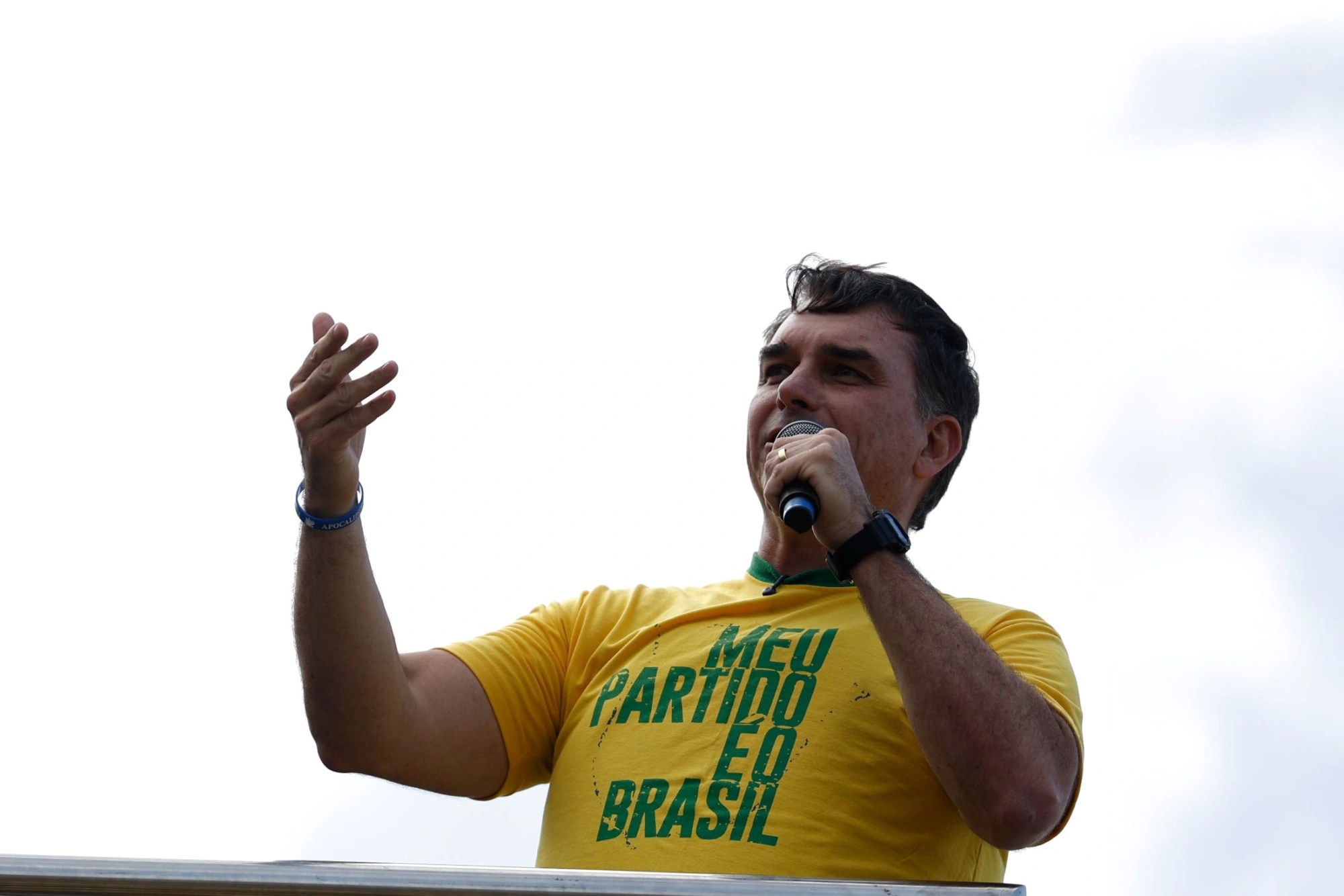 Em evento evangélico, Flávio Bolsonaro diz que Brasil enfrenta “guerra espiritual”