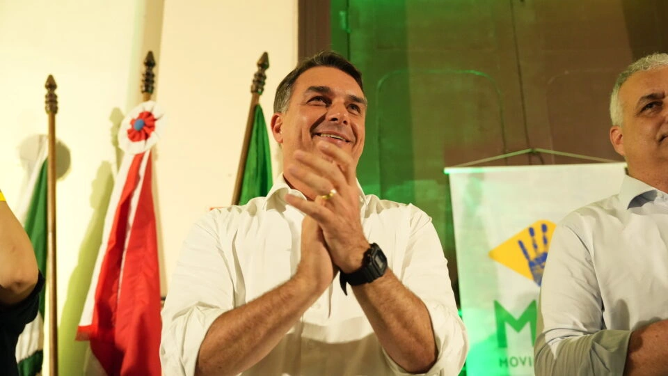 Flávio mira em voto dos eleitores de adversários e tenta decidir eleição no 1º turno