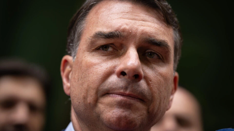 Flávio Bolsonaro diz que não autorizou ação de Zé Trovão contra reajuste do Bolsa Família
