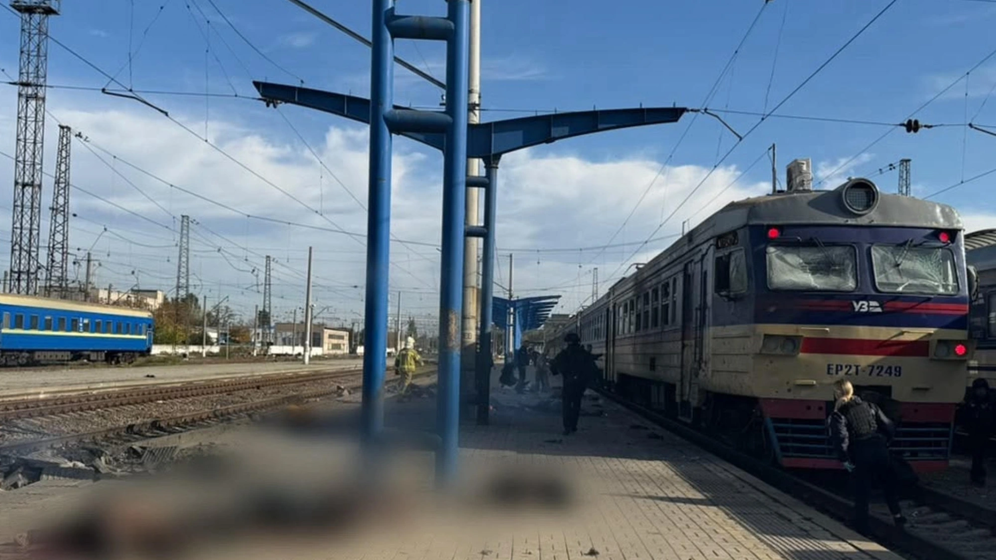 Zelensky alfineta Trump sobre ajuda à Rússia após ataque a estação de trem deixar 14 mortos