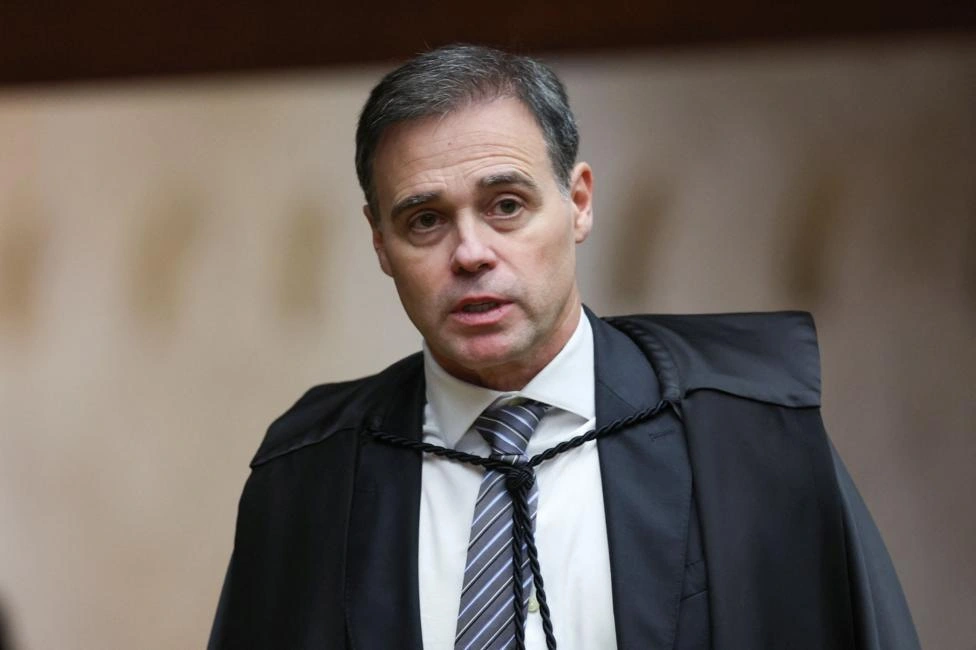 STF tem maioria pelo afastamento de diretor-geral da PF, mas julgamento está suspenso por Gilmar Mendes; acompanhe