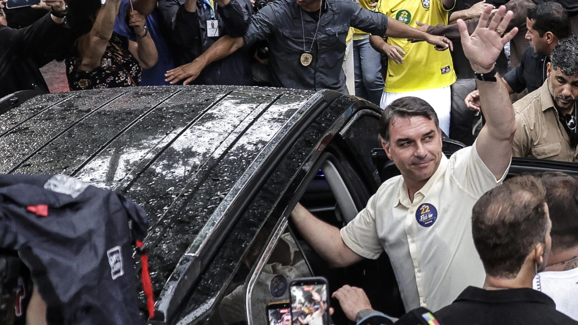 Jornal americano diz que Flávio é alvo de vingança e que Brasil ruma para a autocracia