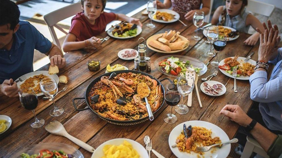 Em áudio | Qual é o melhor horário para jantar e por que comer a mesma coisa tem efeitos diferentes dependendo da hora do dia?