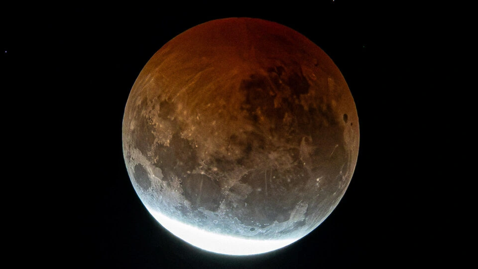 Como foi o eclipse lunar quase total registrado no Brasil: veja fotos