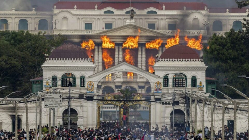 Como uma revolta contra a corrupção e a censura derrubou um governo no Nepal