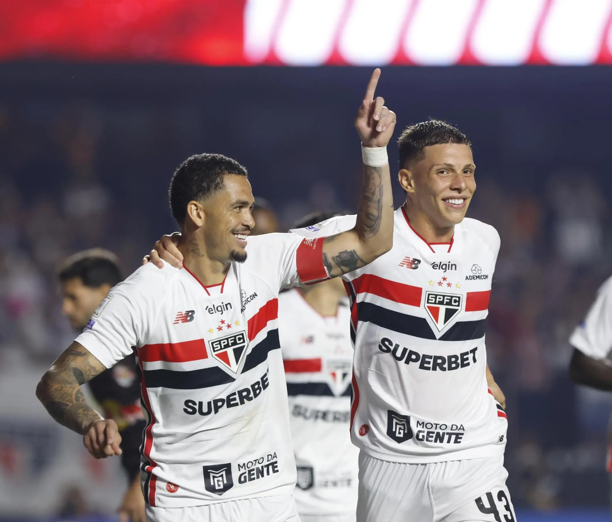 São Paulo bate Bragantino e volta a vencer após dez jogos no Brasileirão