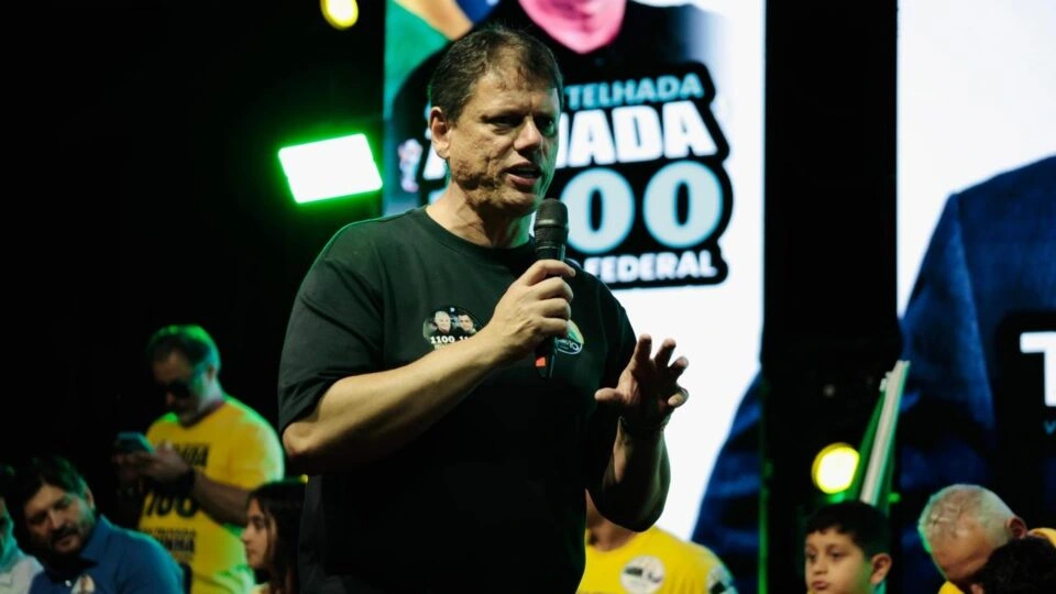 Tarcísio faz afago em Flávio Bolsonaro e diz que Brasil sofre “opressão” como Israel