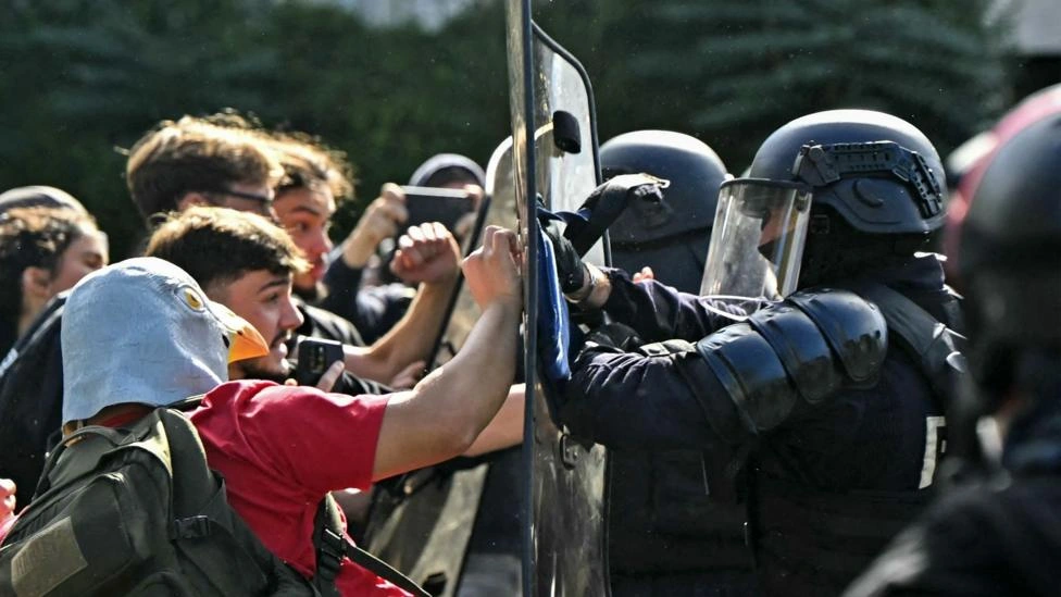 A fúria de estudantes que ocupam as ruas da França em protesto: 'Ficamos sem professores por semanas'