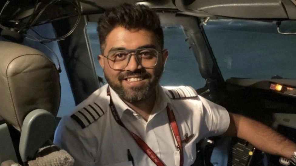 Quem é o piloto esfaqueado em voo para Israel e elogiado por ato heroico