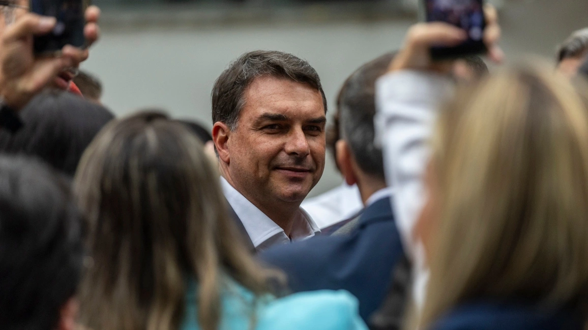 Flávio Bolsonaro usa exemplos históricos para justificar sua saída do Brasil