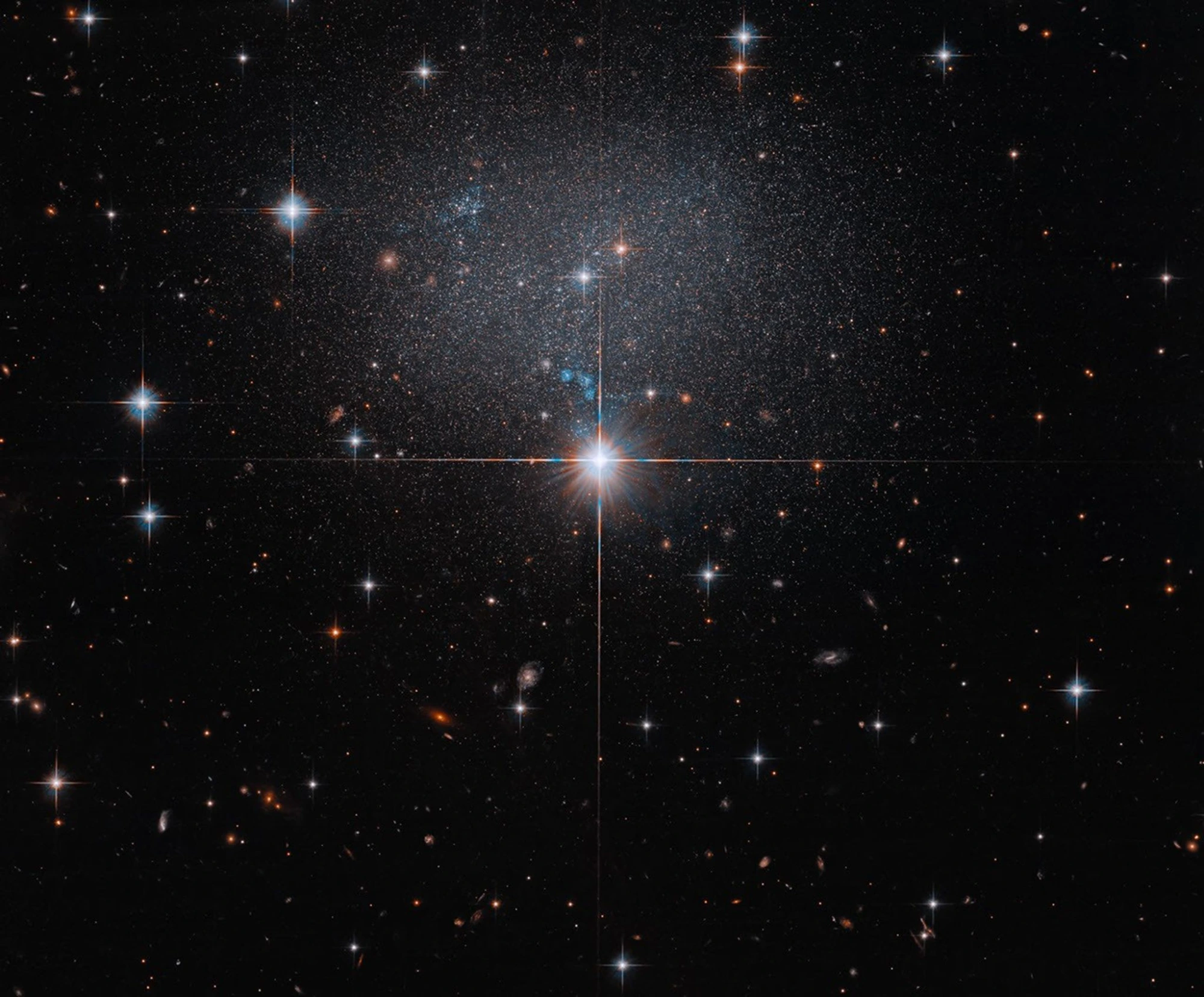 Hubble Observa Galáxia Irregular Tênue