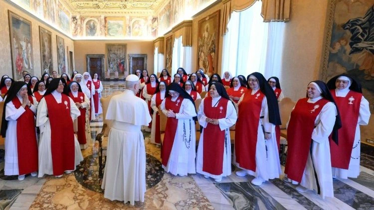 Leão XIV às religiosas: teçam a comunhão com os fios da oração e do trabalho